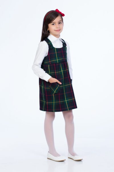 Sarafan negru cu carouri verzi pentru şcoală, cu buzunare şi nasturi. Potrivit ca îmbrăcăminte sau ţinută şcolară, uniformă şcolară, pentru copii, elevi, fetite, fete. Fabricat în România, haine de școală, cămasă, accesorii, rochie de școală