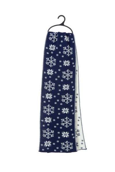 Fular bărbătesc albastru tricotat de Crăciun, cu fulgi albi de nea și reni. Desen jacard, fir moale, plăcut la atingere. Fulgar iarnă fabricat în România.