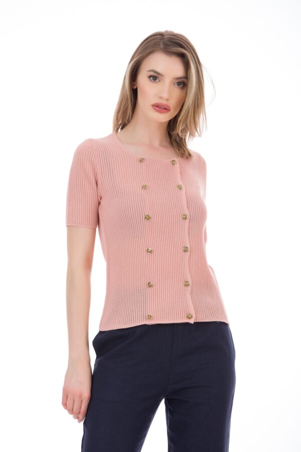 Cardigan scurt damă roz cu nasturi aurii tricotat, pentru ținute și outfituri smart casual, office sau chiar elegante, Cardigan damă cu nasturi, Cardigan damă elegant, Cardigan damă ieftin, Cardigan damă marimi mari, Cardigan scurt damă, Cardigan tricotat damă, Haine mărimi mari femei, Haine pentru femei fabricate în România, Haine și îmbrăcăminte casual damă, Haine și îmbrăcăminte en gros damă, Jachetă tricotată damă, magazin online haine ieftine damă