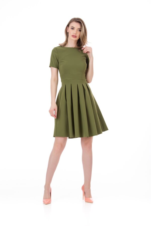 Rochie elegantă vernil cu pliuri, cambrată în talie, mulată în partea superioară, pentru birou sau evenimente de zi. Croi cambrat. Mânecă scurtă. Pliuri în talie. Fustă lejeră în A. Închidere la spate cu fermoar. Țesătură stretch care nu se șifonează. Fustă damă A line, Fustă damă în A, haine femei, Reduceri rochii, rochie Be You, Rochie cambrată, rochie cu elastic in talie, Rochie cu pliuri, Rochie damă casual, Rochie damă de vară, Rochie damă de zi, rochie office, Rochii cocktail, Rochii cu mânecă scurtă, Rochii de birou, Rochii de calitate, Rochii deasupra genunchiului, Rochii elegante damă, Rochii fabricate în România, Rochii ieftine damă, Rochii pentru evenimente, Rochii scurte, Rochițe de primăvară damă, Rochițe office, Ținute office damă