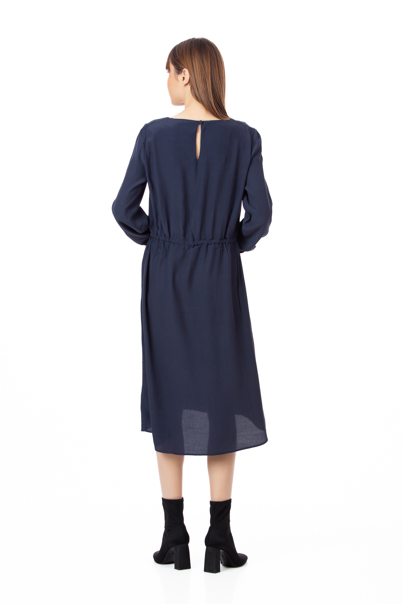 Rochie bleumarin din vâscoză, vedere din spate, cu închidere la spate cu un nasture, Be You, fabricată în România