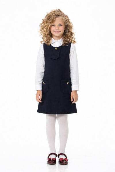 Fetiță purtând sarafan bleumarin cu cravată pentru uniformă școlară Be You, fabricat în România