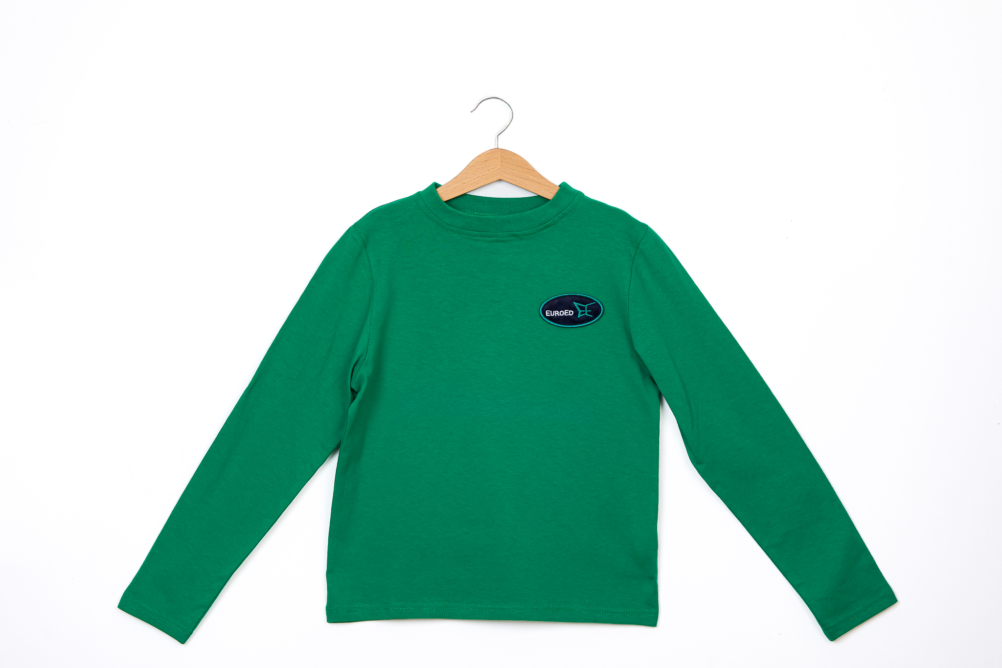 Tricou verde unisex din bumbac cu mânecă lungă și blazonul Școlii EuroEd, uniformă originală pentru clasele primare, fabricat în România
