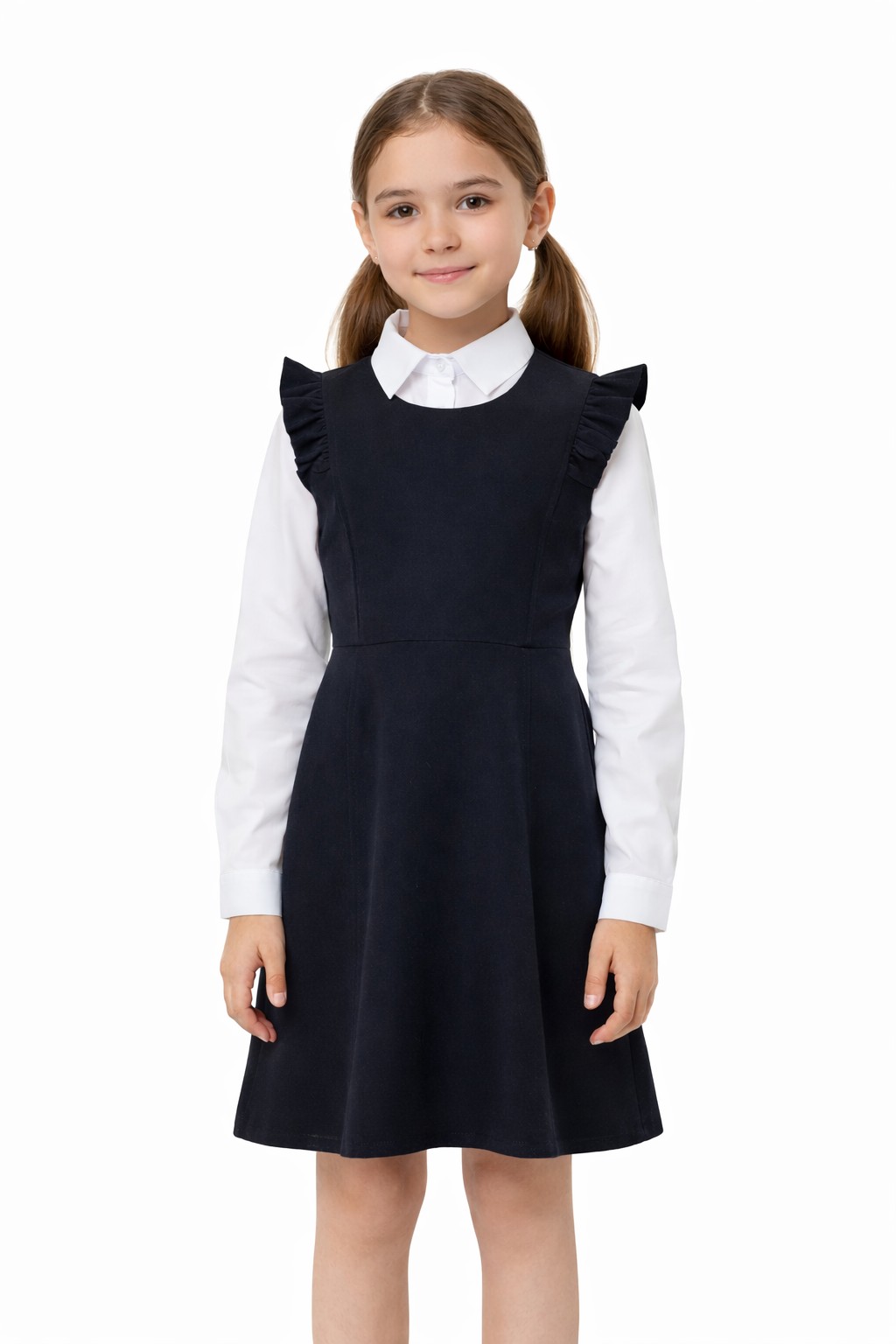 Sarafan fete BeYou bleumarin din tricot bumbac – față Sarafan fete BeYou din tricot 100% bumbac, culoare bleumarin, purtat peste cămașă albă, vedere față