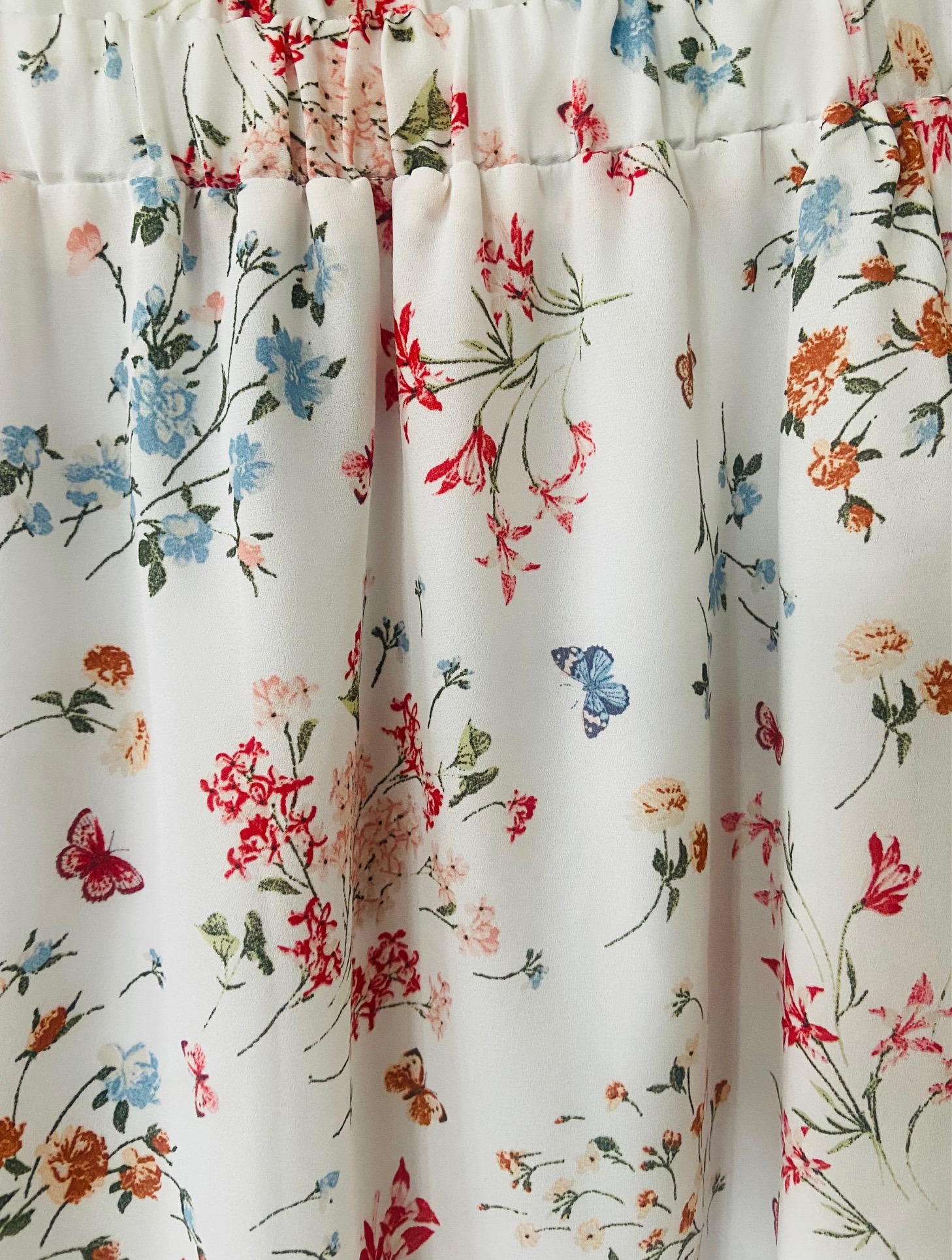 Detaliu material fustă midi Be You cu imprimeu flori și fluturi, talie elastică și căptușeală, fabricată în România