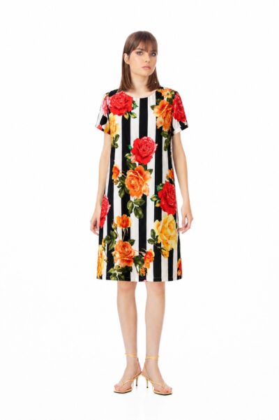 Rochie Be You cu imprimeu floral în nuanțe de roșu, galben și portocaliu pe dungi alb-negru, fabricată în România