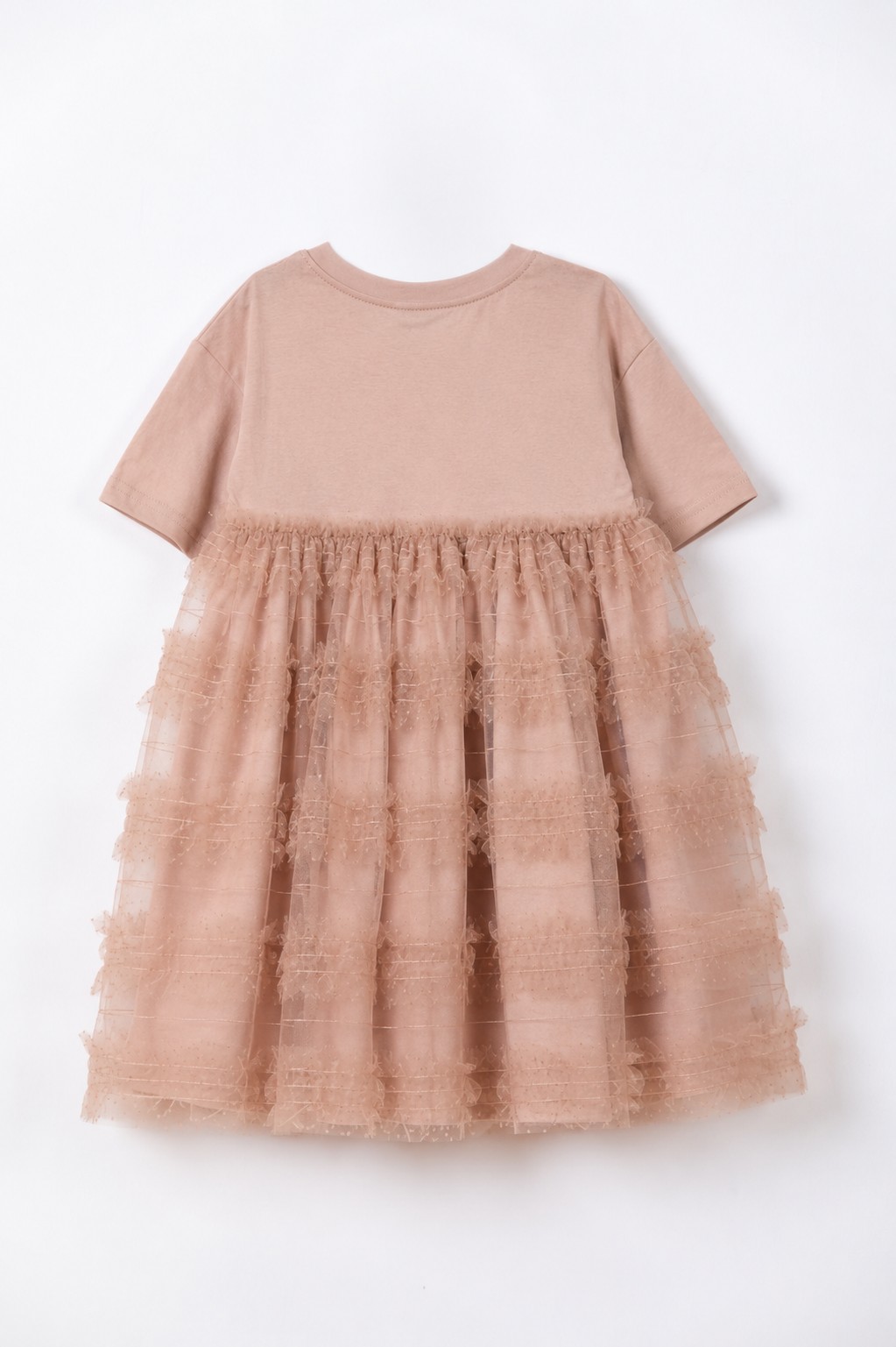Fetiță purtând rochie bej cappuccino Be You cu volane din tulle, vedere din spate, fabricată în România