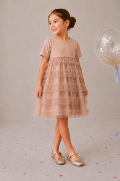Fetiță purtând rochie bej cappuccino Be You cu top din bumbac și volane din tulle, fabricată în România