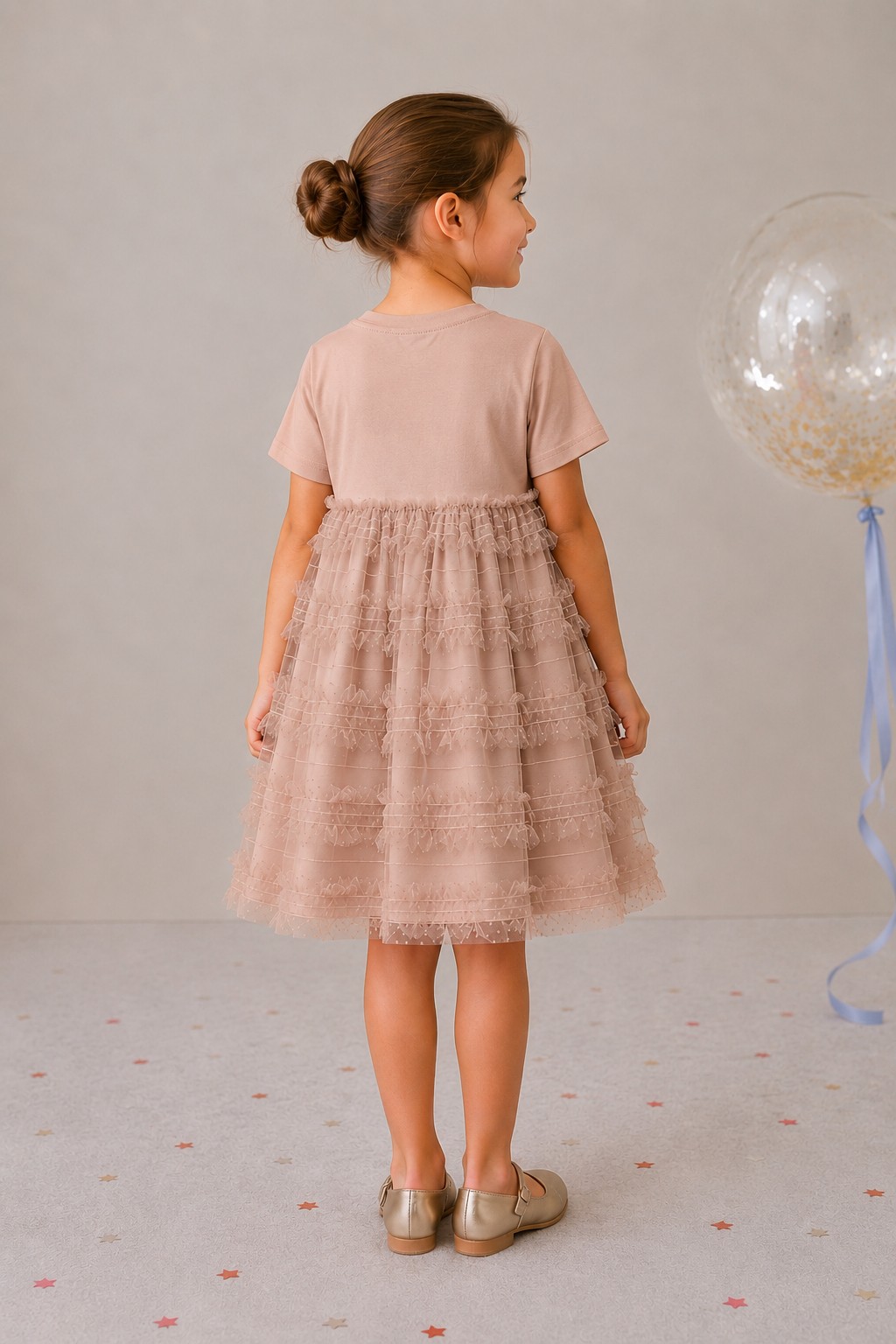 Fetiță purtând rochie bej cappuccino Be You cu volane din tulle, vedere din spate, fabricată în România