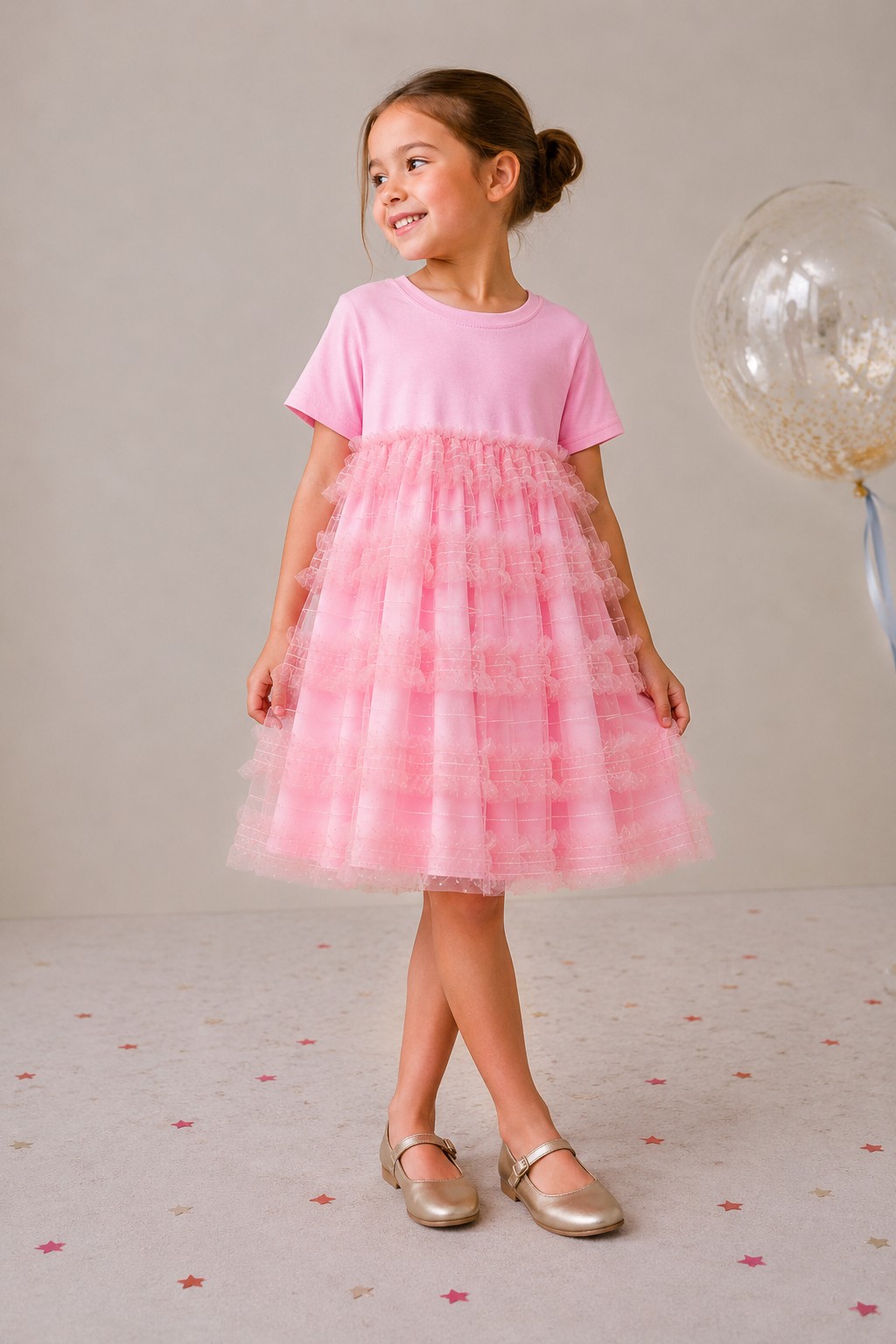 Fetiță purtând rochie roz Be You cu top din bumbac și volane din tulle, fabricată în România