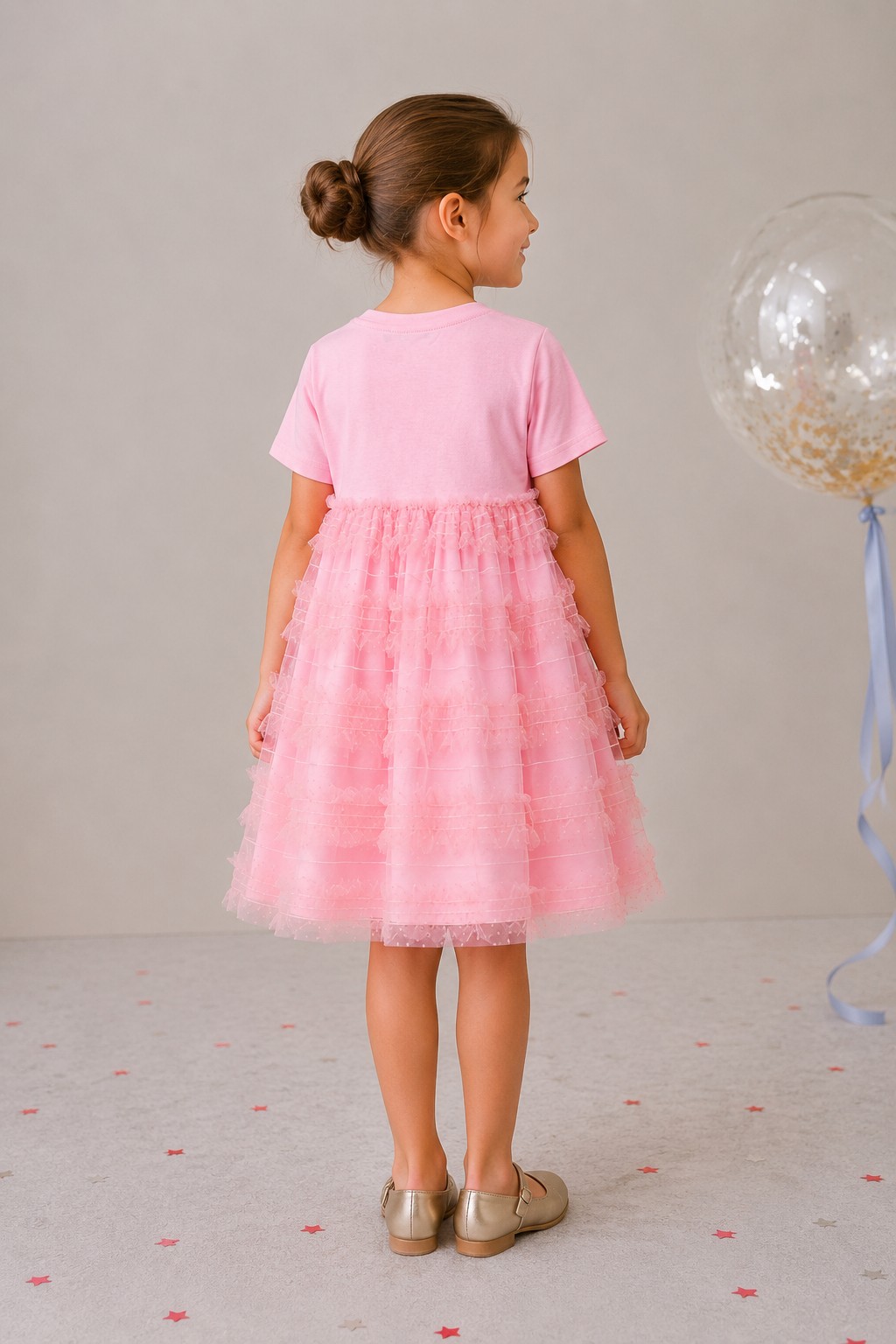 Fetiță purtând rochie roz Be You cu volane din tulle, vedere din spate, fabricată în România